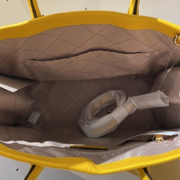 MICHAEL KORS 💛
Mirella Medium Pebbled Leather Tote Bag - Picture 7 of 10